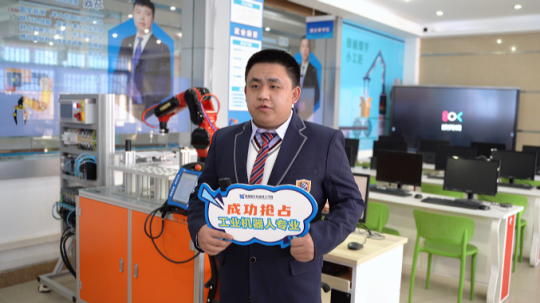 <b>遠行求學來新華，機器人夢想在此啟航！</b>