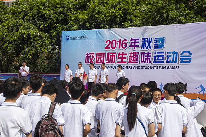 趣味運(yùn)動(dòng)會(huì),老師和同學(xué)們都玩嗨了!