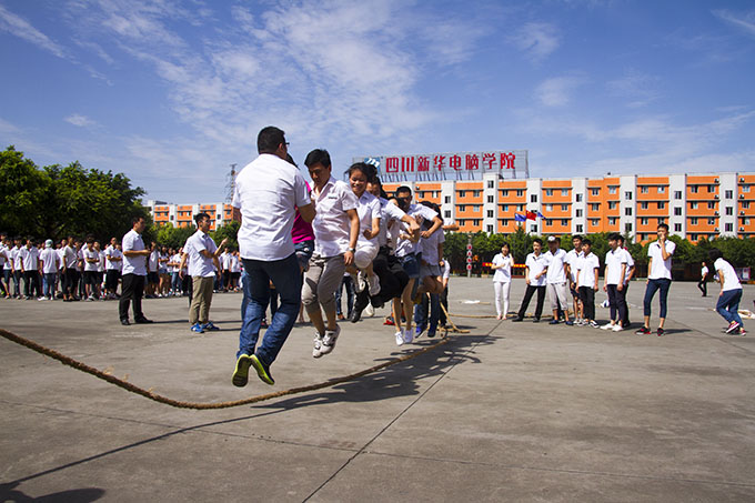 趣味運(yùn)動(dòng)會(huì),老師和同學(xué)們都玩嗨了!