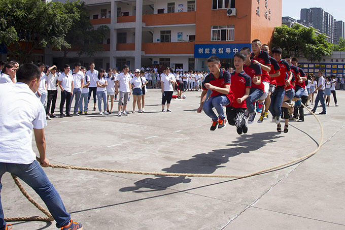 趣味運(yùn)動(dòng)會(huì),老師和同學(xué)們都玩嗨了!