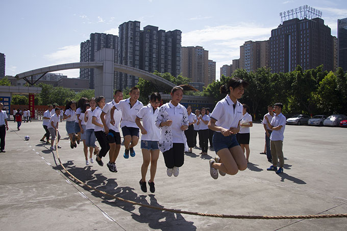 趣味運(yùn)動(dòng)會(huì),老師和同學(xué)們都玩嗨了!