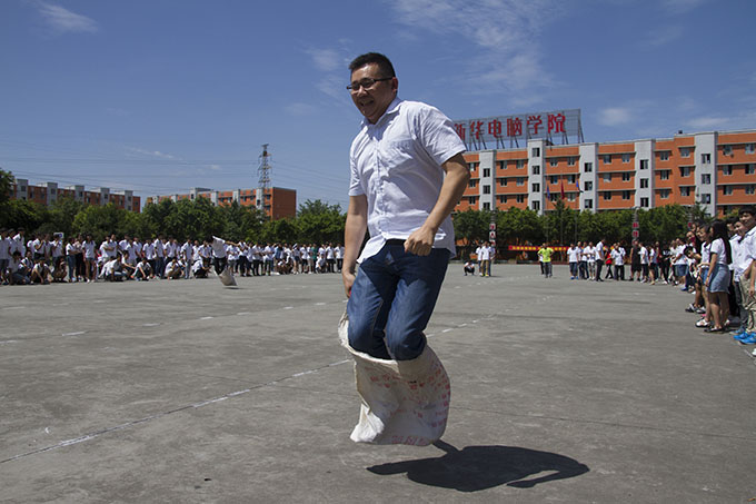 趣味運(yùn)動(dòng)會(huì),老師和同學(xué)們都玩嗨了!