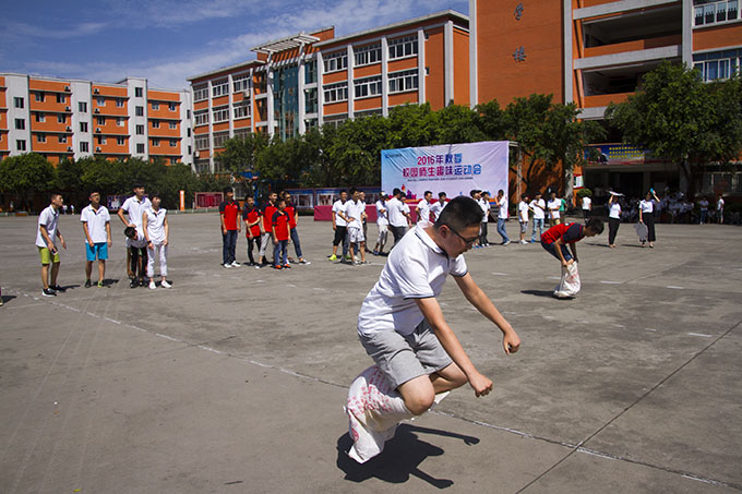 趣味運(yùn)動(dòng)會(huì),老師和同學(xué)們都玩嗨了!