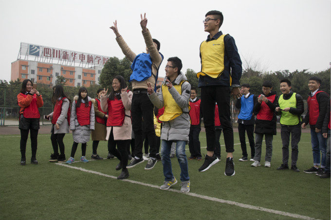 在拓展中相互認(rèn)識,在拓展中展現(xiàn)自我