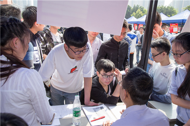 IT人才供需洽談會(huì):100多家企業(yè),“職”為新華