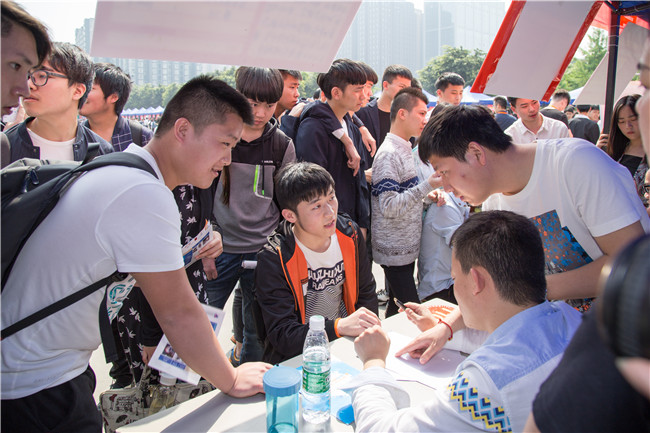 IT人才供需洽談會(huì):100多家企業(yè),“職”為新華