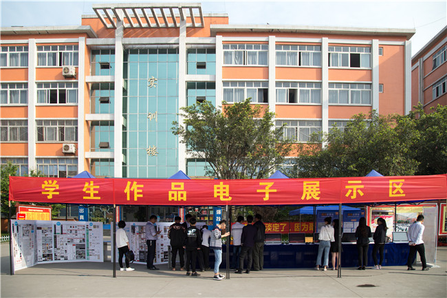 IT人才供需洽談會(huì):100多家企業(yè),“職”為新華