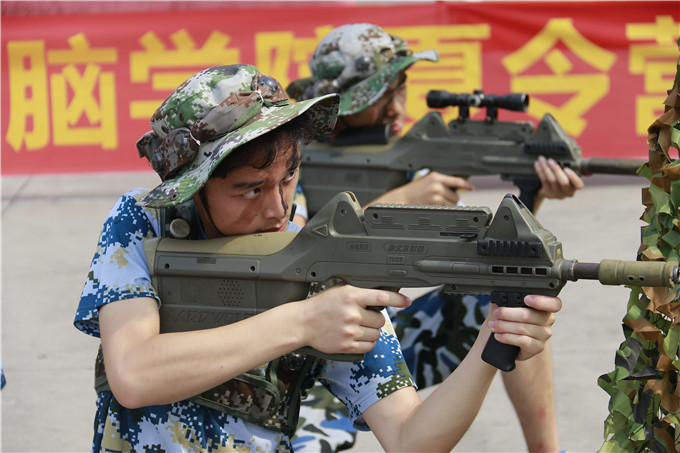 四川新華電腦學(xué)院夏令營(yíng)真人CS鐳戰(zhàn)