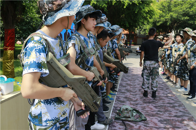 四川新華電腦學(xué)院夏令營(yíng)真人CS鐳戰(zhàn)