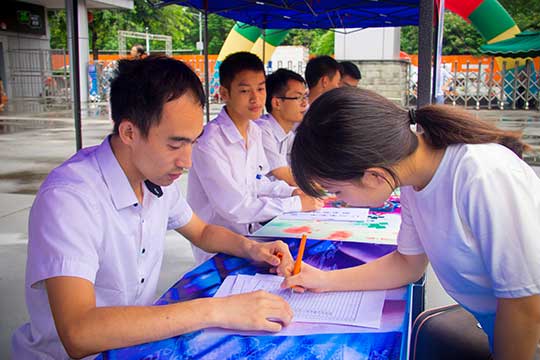 四川新華：在七夕節里，我們甜蜜蜜的開學啦