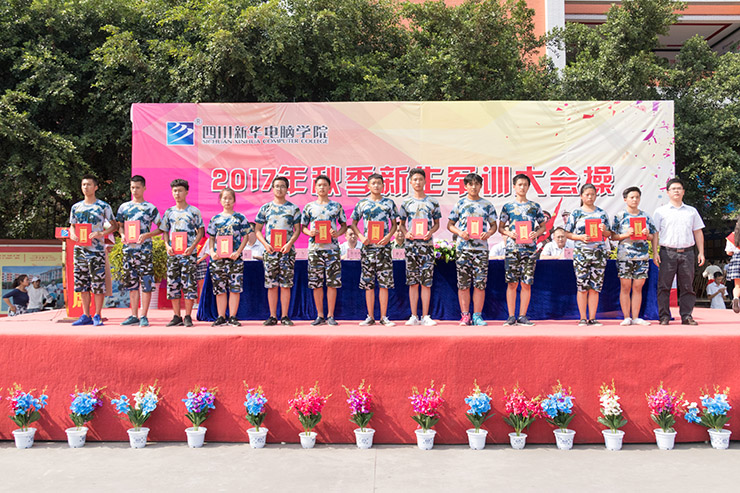 秋季軍訓會操完滿結(jié)束,新生面貌煥然一新