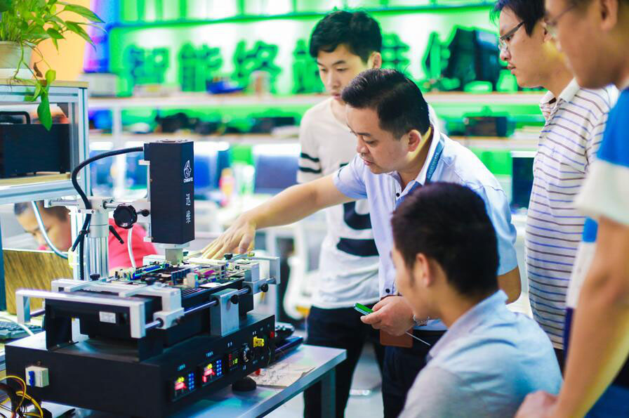 百度Moments營銷盛典揭秘，新華教育集團榮登品牌數(shù)字資產榜首