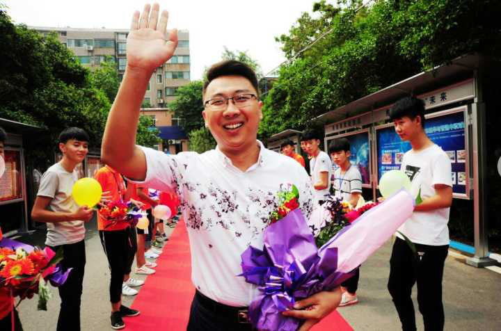 百度Moments營銷盛典揭秘，新華教育集團榮登品牌數(shù)字資產榜首