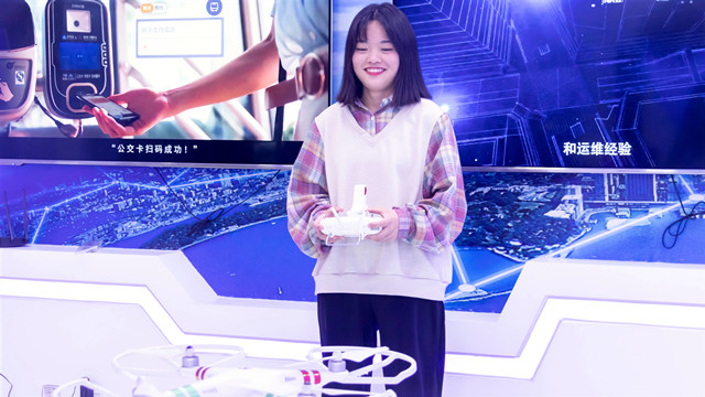 初中畢業來新華,勇敢追逐設計夢