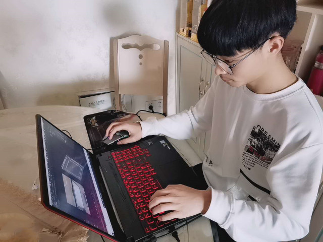 同學，你認真學習的樣子真好看！