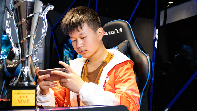 從新華到國內頂級俱樂部,一個電競學子的成功!