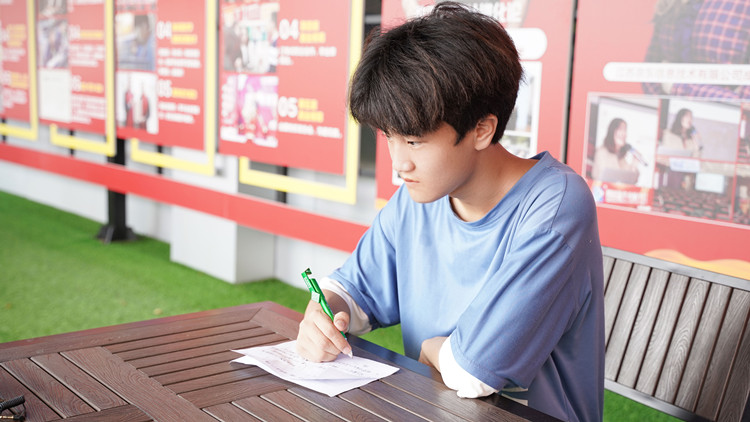 轉校來新華，乘著夢想的東風搏擊長空！