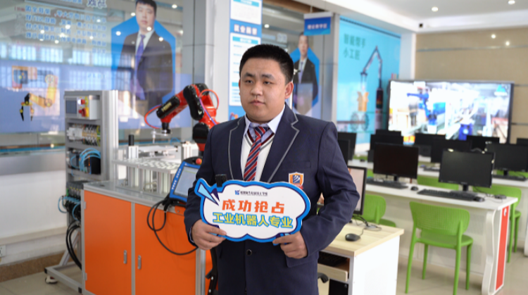 遠行求學來新華，機器人夢想在此啟航！