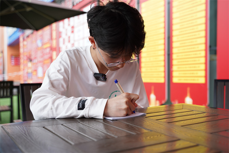 電競少年:以熱愛為青春正名,以拼搏為夢想加冕