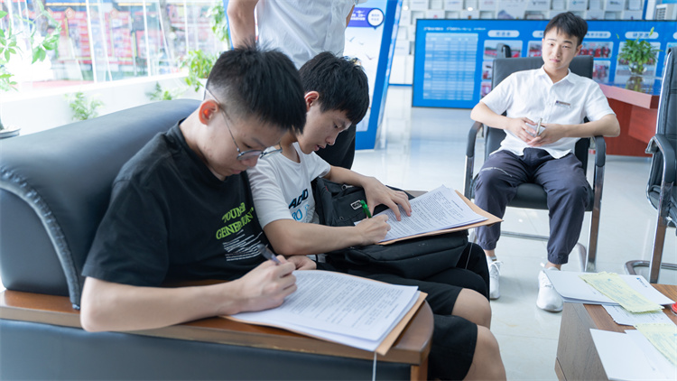 同成長，齊奮進！自貢雙胞胎兄弟雙雙報考成都新華