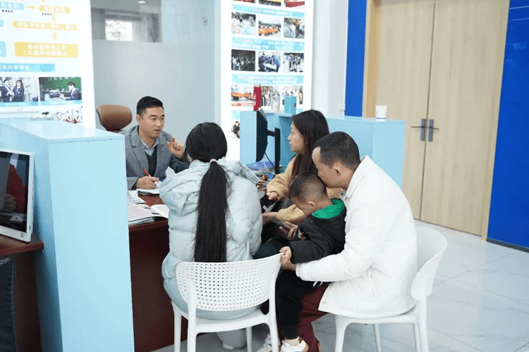 職教面對(duì)面，成都新華330咨詢周來啦！
