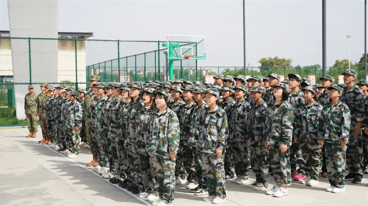 2024級春季新生軍事素質(zhì)拓展訓(xùn)練匯報表演