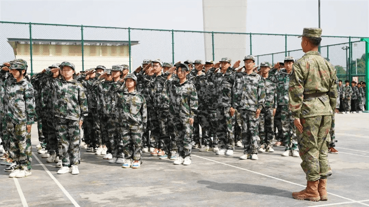 2024級春季新生軍事素質(zhì)拓展訓(xùn)練匯報表演