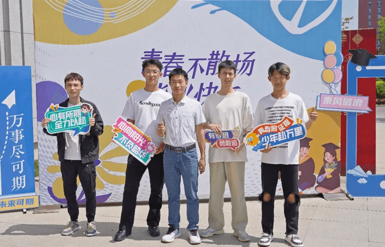 成都新華2025畢業(yè)典禮圓滿(mǎn)舉行