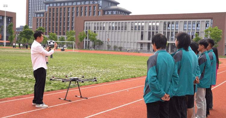 成都新華無人機專業助你未來高飛